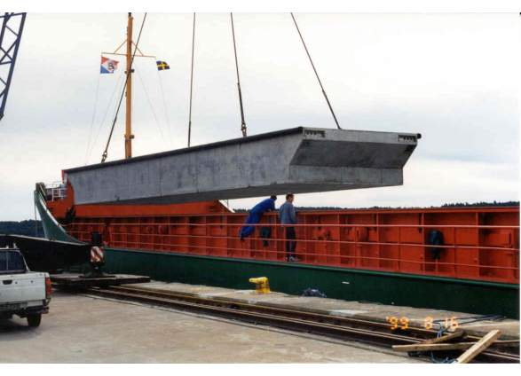 SF1800 - Tunga, breda pontoner med ett fribord på ca 1 meter obelastat.