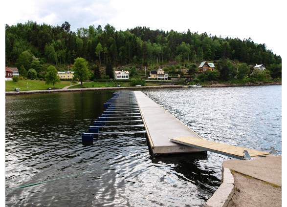 SF1030 - flyter rakt trots bommontage på en sida. SF Pontona tänker på detaljerna och löser problem.