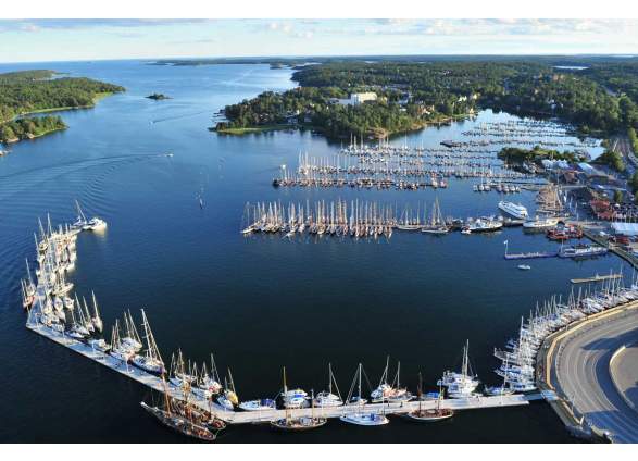 I Nynäshamn skyddar SF500 hela hamnen från nordliga vindar.